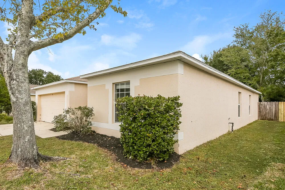 3 bed, 2.0 bath, 1865 sqft, $2,285 — Photo 3