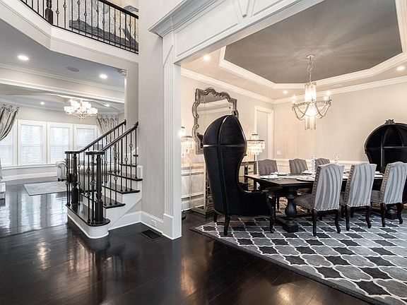 4th image of 2292 Meadowvale Dr
