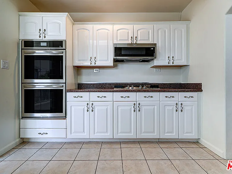 15601 Morrison St — Photo 11