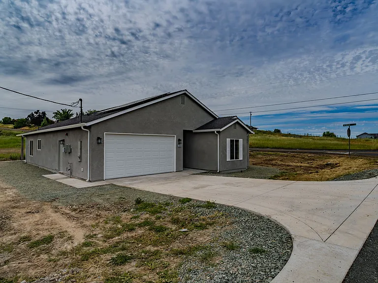 2426 Village Dr — Photo 45