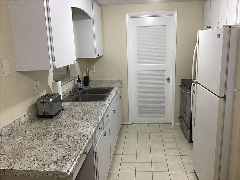 270 S Maple St — Photo 4