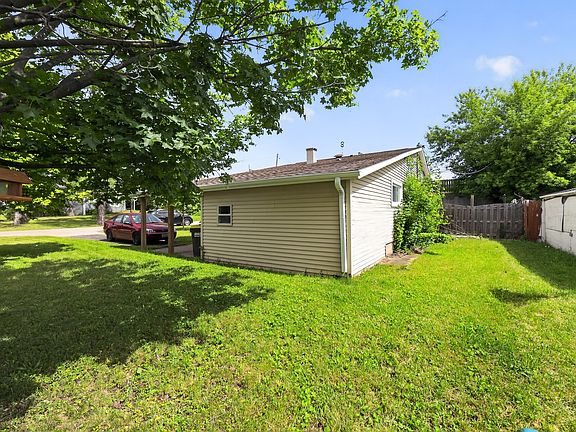 5th image of 110 W Valley View Dr