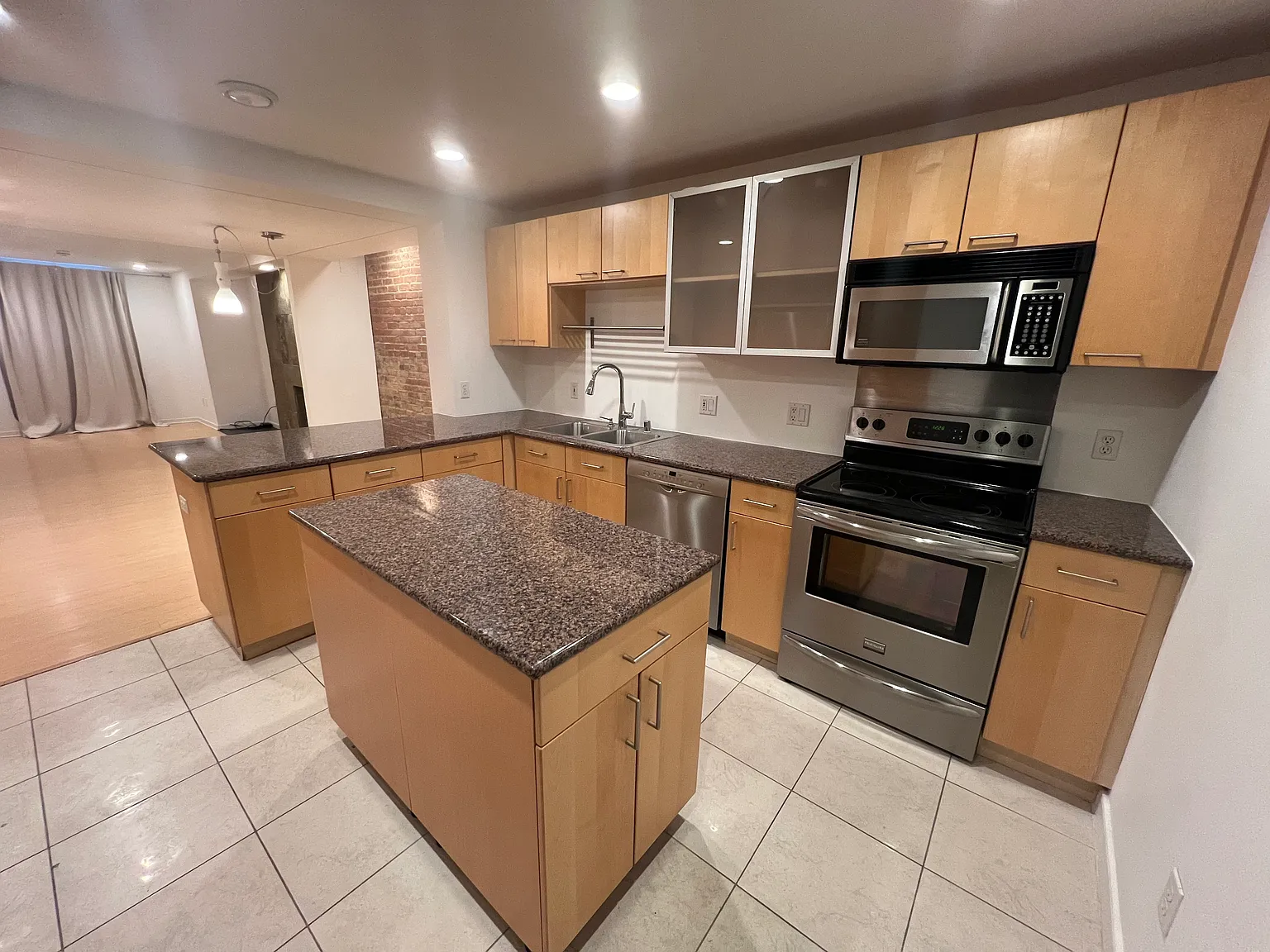 1 bed, 1.5 bath, 1000 sqft, $3,100 — Photo 1