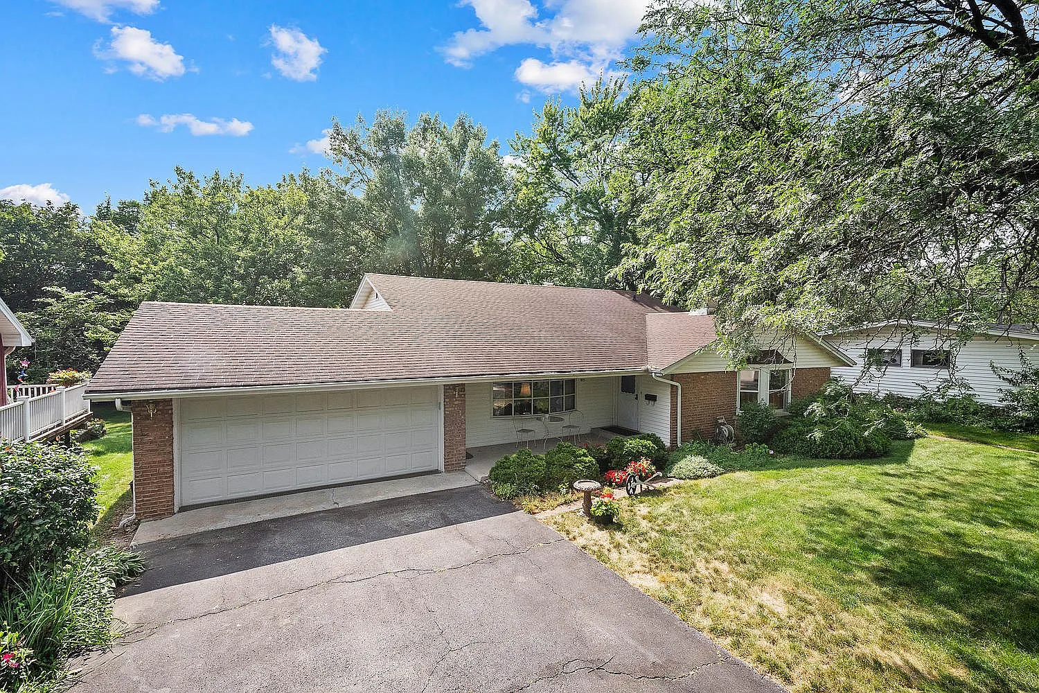 913 Valley Ln photo 1