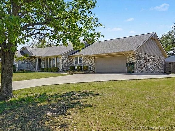 3rd image of 122 Lakeview Dr