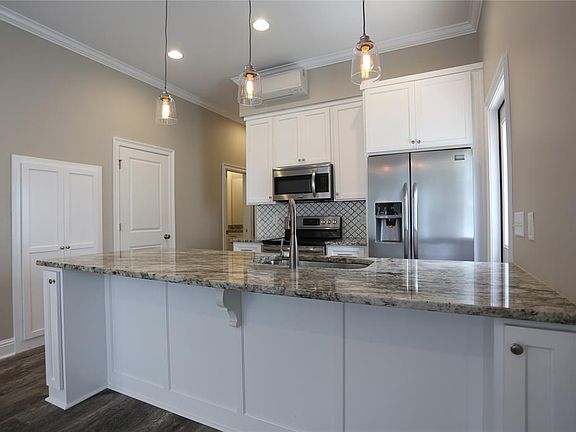 4th image of 128 Chapel Hill St