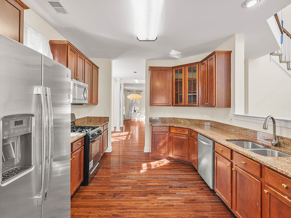 1st image of 102 Burnet Cres #1
