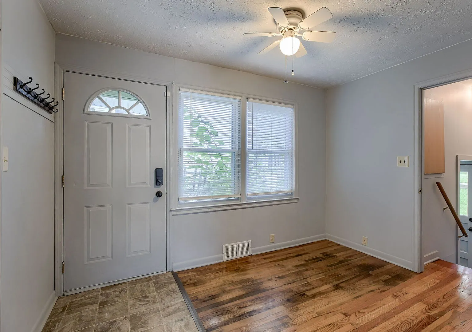 2 Bedroom Benson Charmer!! — Photo 3