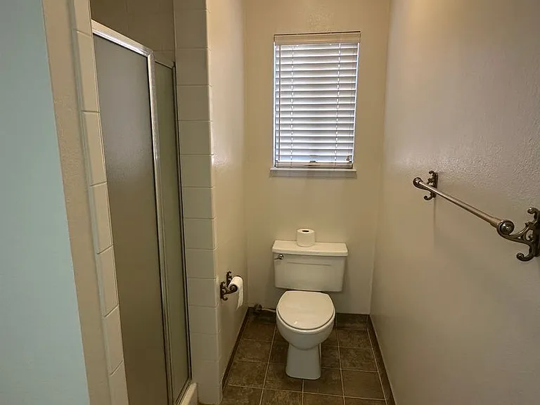 923 Greenfield Ave — Photo 29