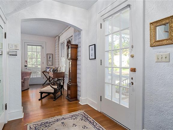 5th image of 909 Cordova Dr