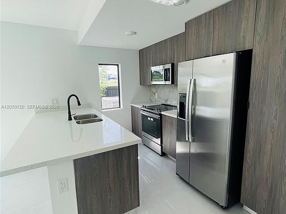 5th image of 209 NW 13th Pl