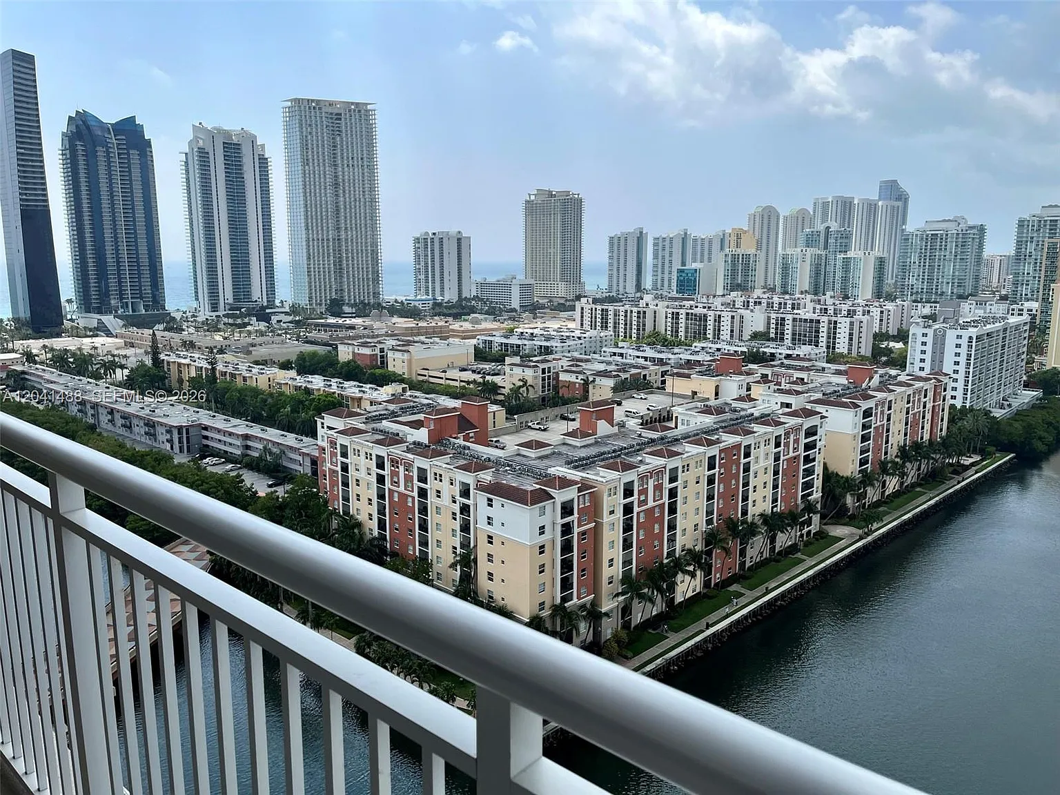 Winston Towers 100 Condo — Photo 2