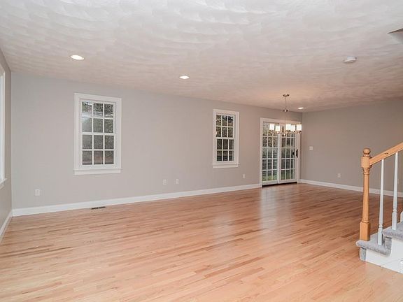 3rd image of 10 Charnstaff Ln Unit 103
