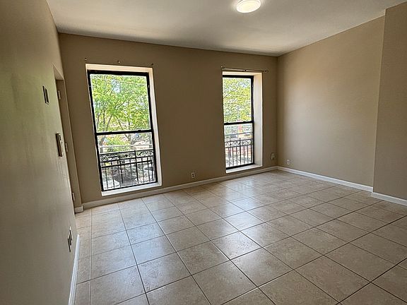 3rd image of 192 Bay St Floor 2