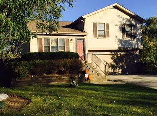 551 White Birch Rd, Lindenhurst, IL 60046