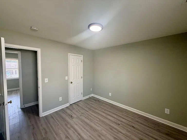 Two bedroom, one bath apartment in Burlington — Photo 19