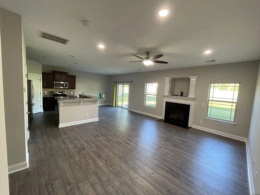 3 bed, 2.5 bath, 1820 sqft, $1,900 — Photo 3