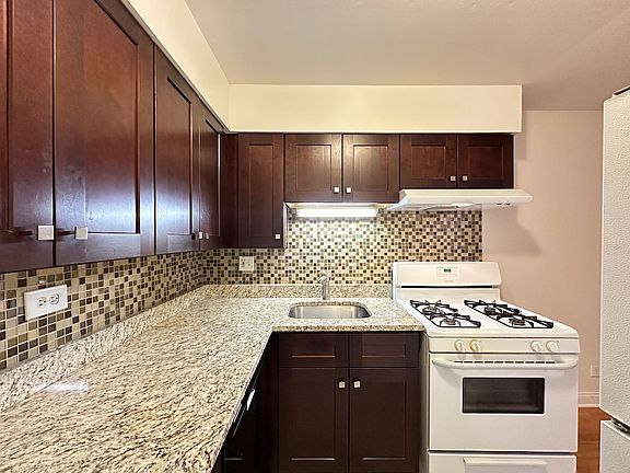 4th image of 3710 N Pine Grove Ave #813