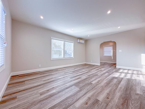 4th image of 18 N Marengo Ave #18F