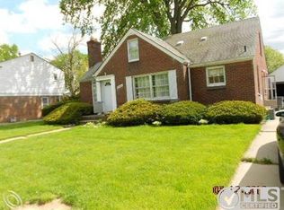 2183 Hawthorne Rd, Grosse Pointe Woods, MI 48236