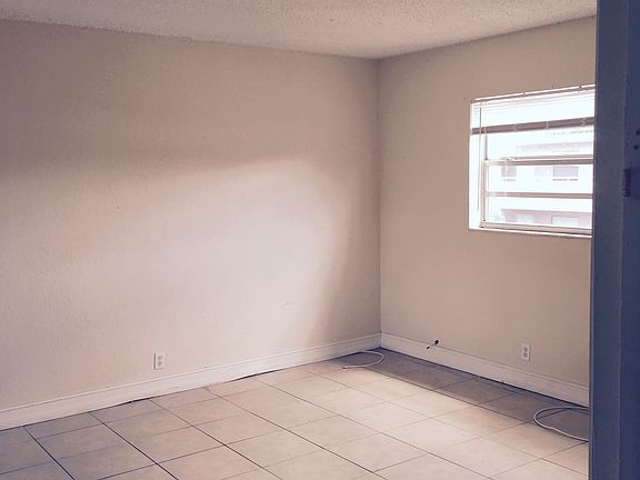 4th image of 601 NE 29th Dr APT 15