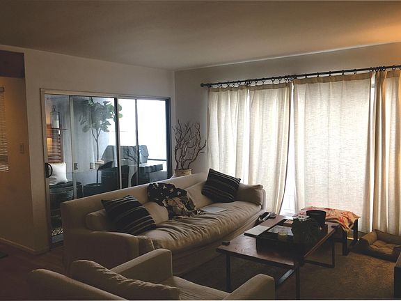 Living Room / Balcony