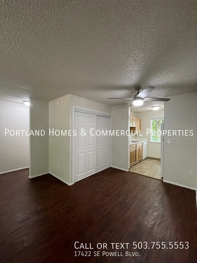 Spacious 2-bedroom, 1-bathroom Apartment — Photo 3
