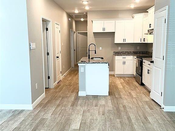 4th image of 8006 Bowen St