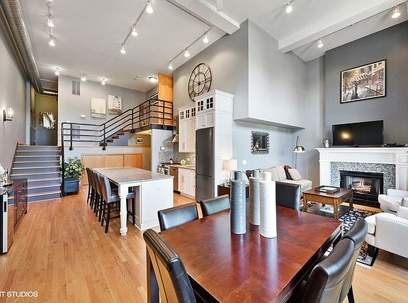 4th image of 3160 N Lincoln Ave Unit 205