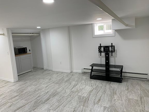 4th image of 130 Warner Ave