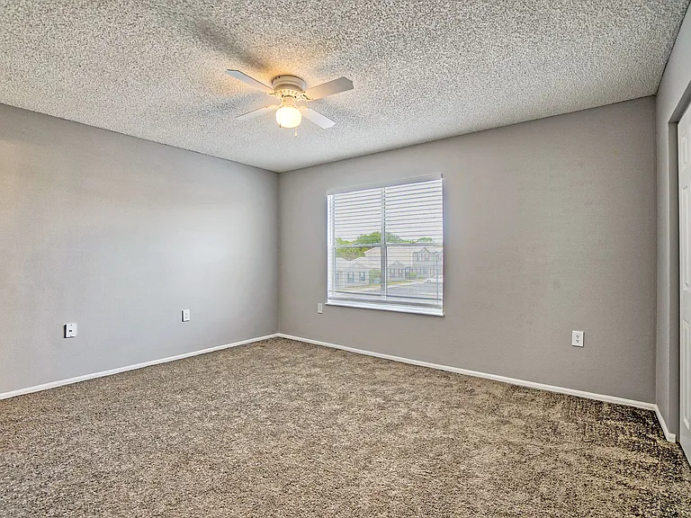 Hillwood Pointe Apartments — Photo 9