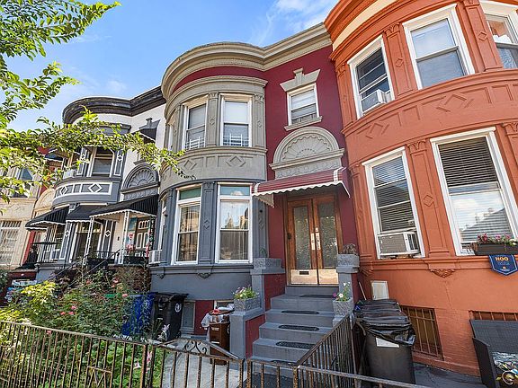 2nd image of 1052 Lincoln Pl