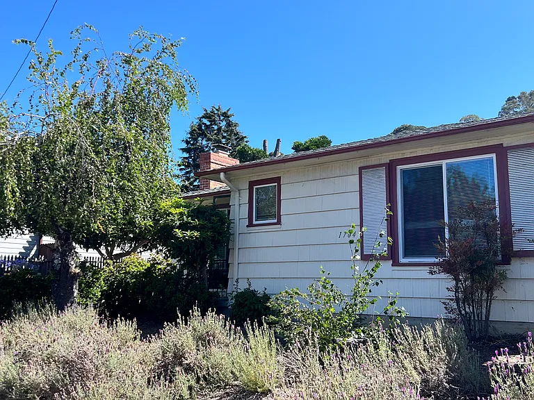 1704 Wesley Ave — Photo 2