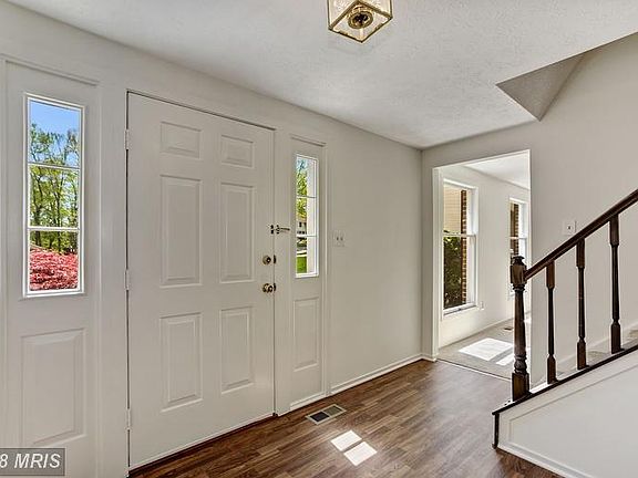 Foyer / updated floor, painted thu-out inside