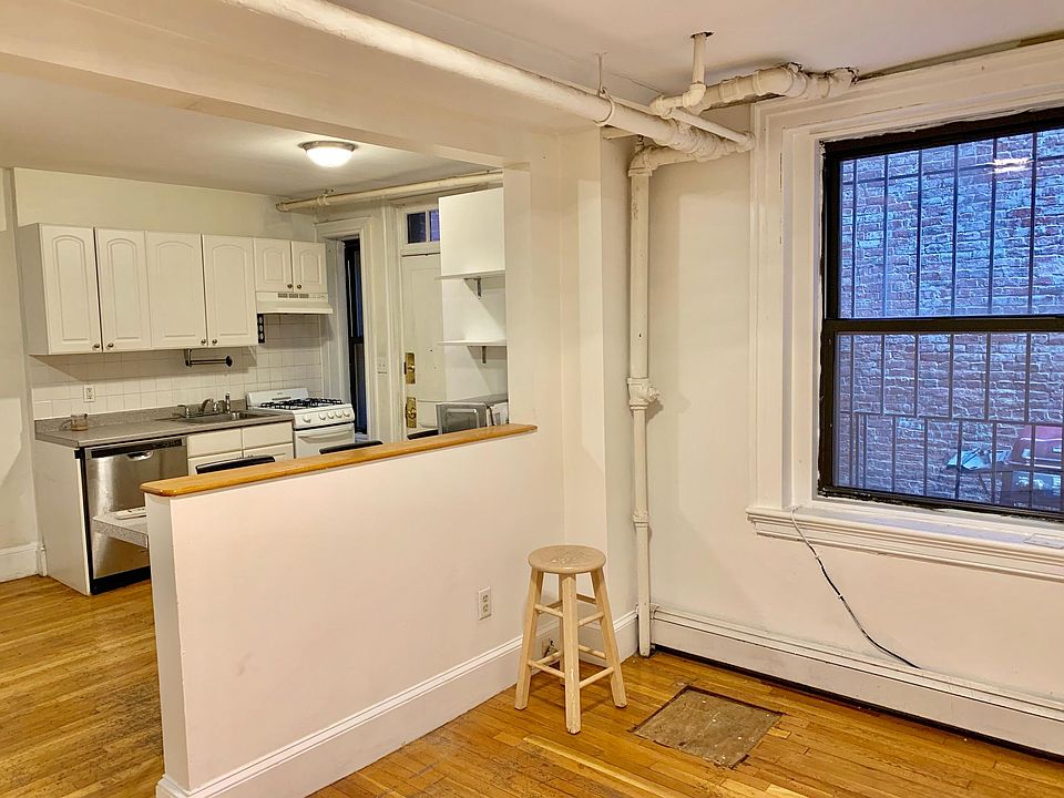 2nd image of 10 Fairfield St #0