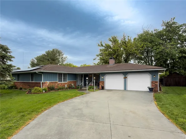 1207 Collins Dr, Effingham, IL 62401
