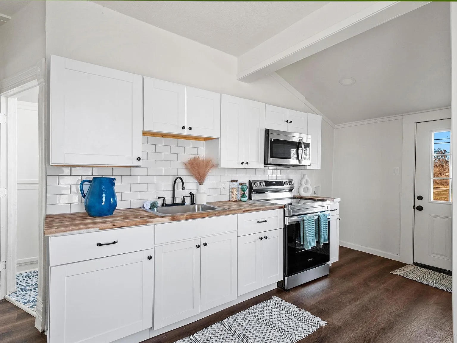 2 bed, 834 sqft, $1,300 — Photo 3