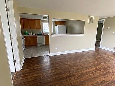 3rd image of 337 N Levasseur Ave