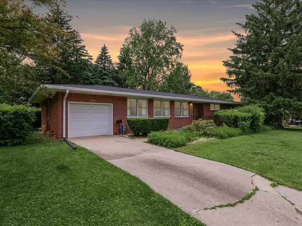 2209 Pond St, Urbana, IL 61801