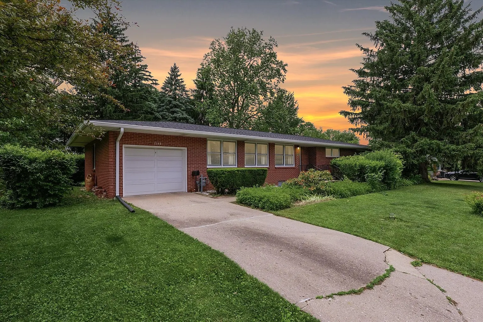 2209 Pond St photo 1