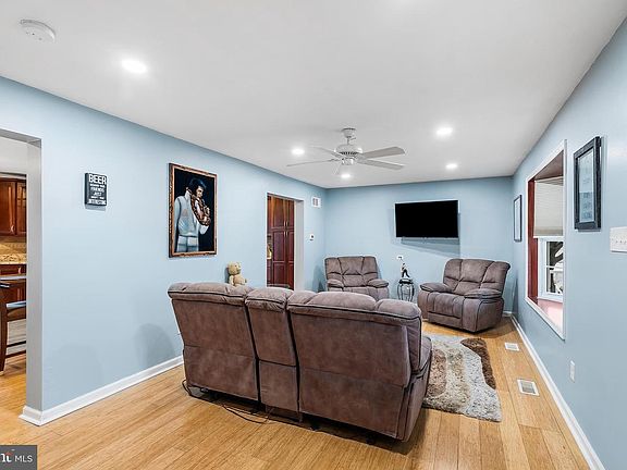 4th image of 541 Stanford Rd