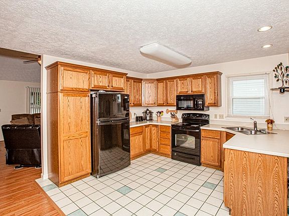 3rd image of 126 Mallard Dr