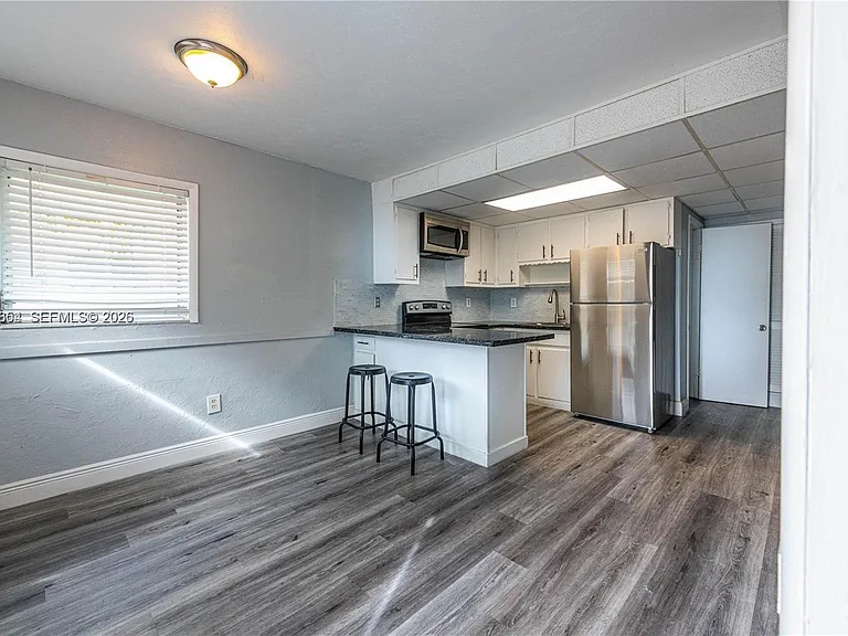 327 SW 20th St #3 — Photo 3