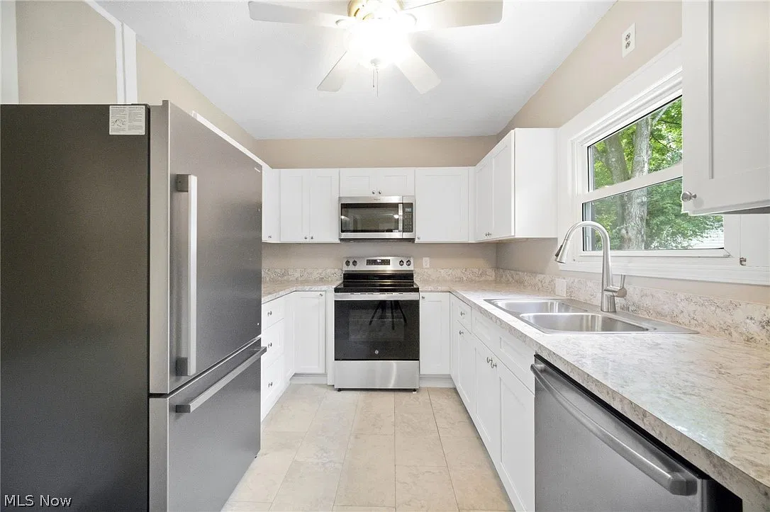 3 bed, 1.0 bath, 1600 sqft, $1,900 — Photo 2