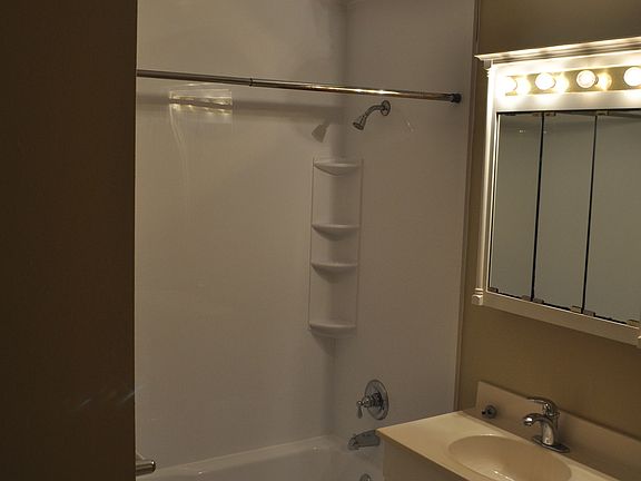 4th image of 4300 Ravenwood Dr #1