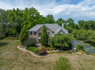 31 Steeplechase Ct, Asbury, NJ 08802