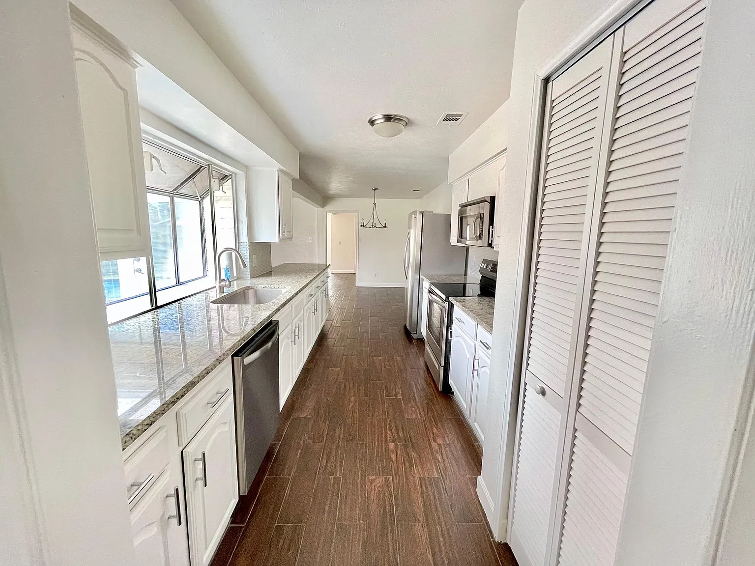 4 bed, 2155 sqft, $2,950 — Photo 2