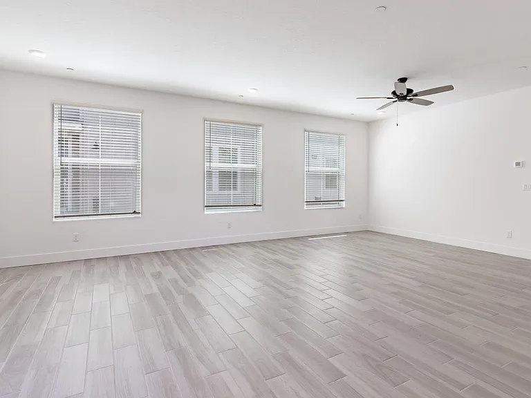 2834 E Tamarind Dr — Photo 9