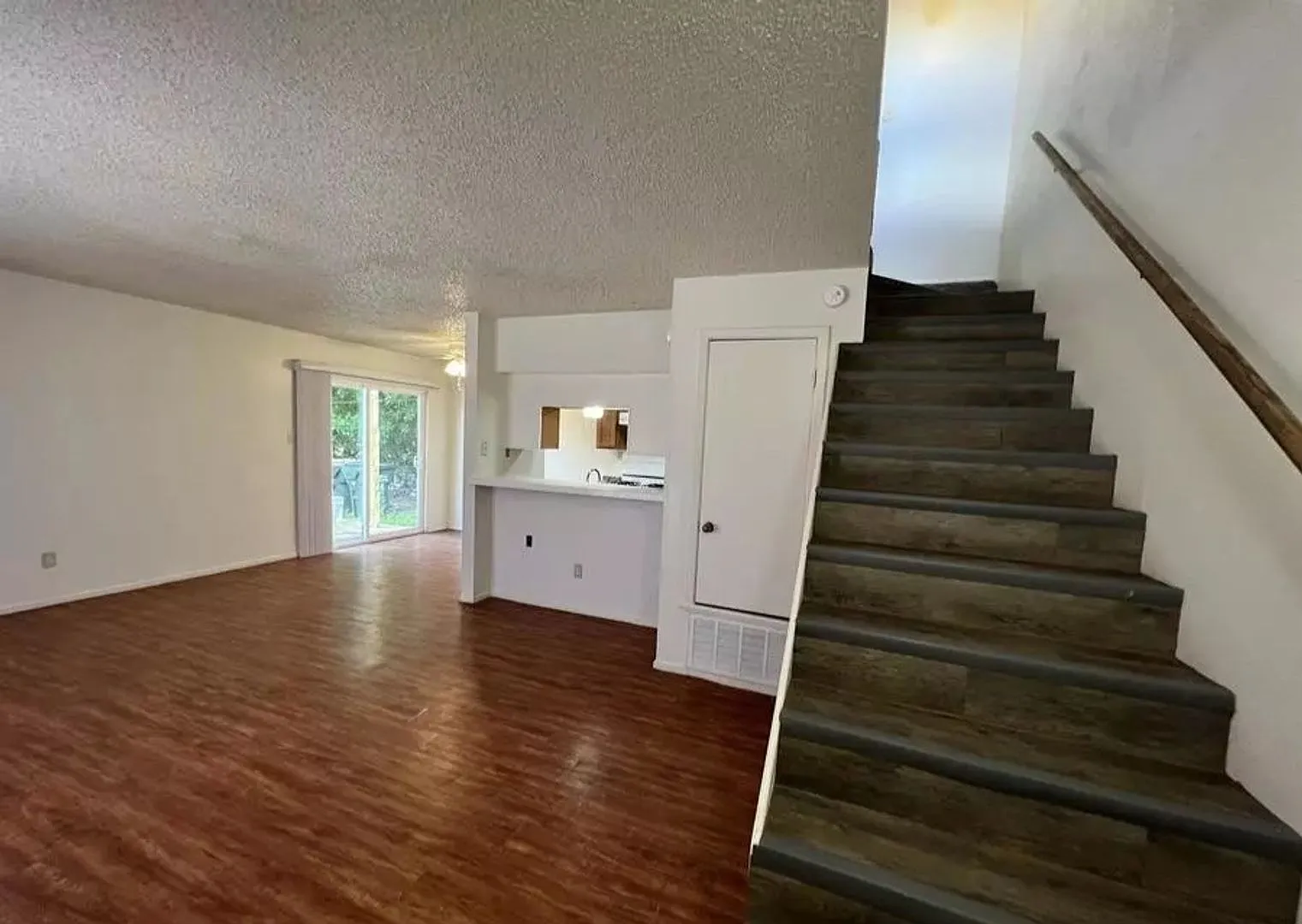 2 bedroom 1.5 bathroom 1 car carport near Texas State University — Photo 3