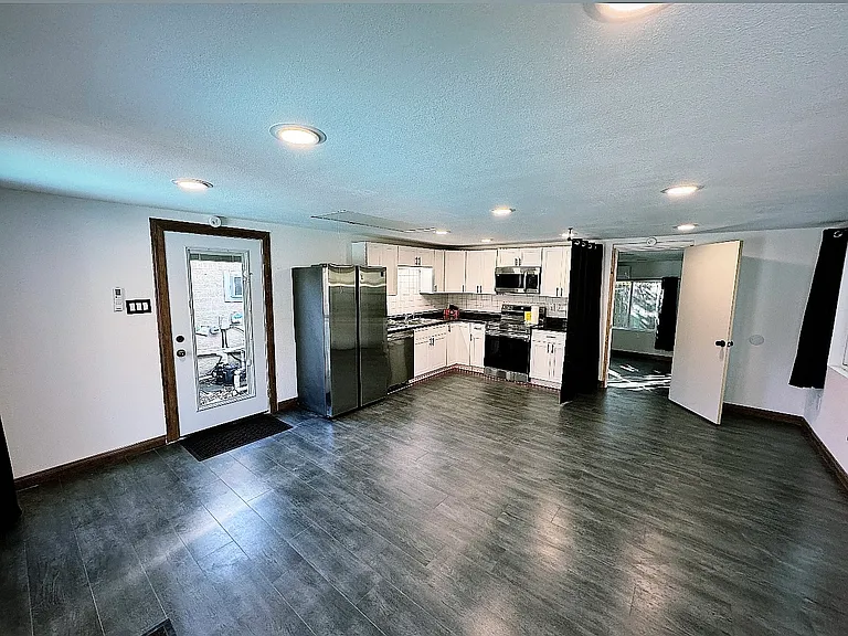 1321 Wade Dr — Photo 3